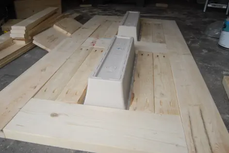 Mesa con hielera para cerveza. Mesa con hielera para cerveza.