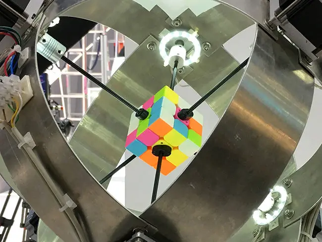 Este robot resuelve el Cubo de Rubik en menos de un segundo