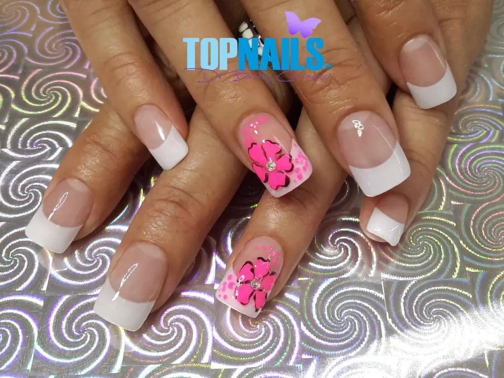Uñas Acrílicas Francesas y decorado Floral pintados a mano💅