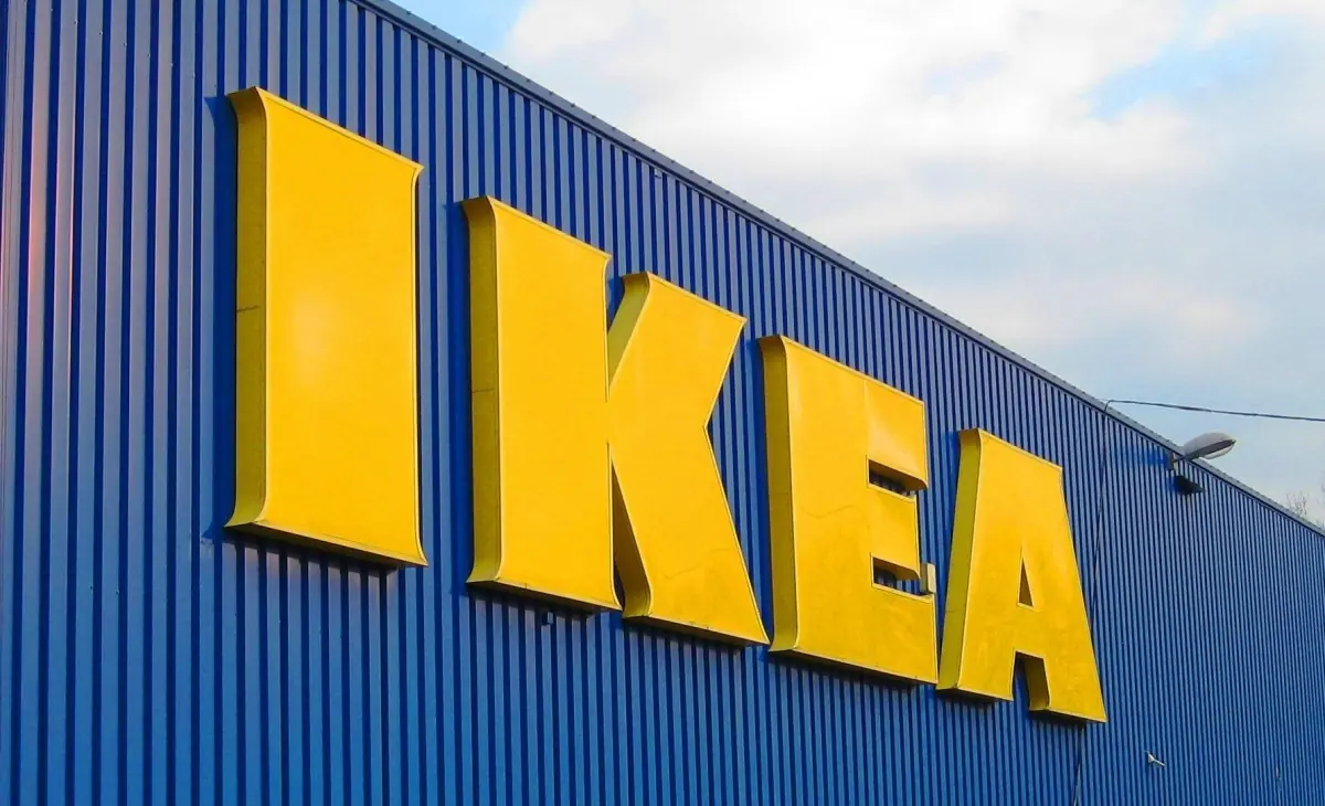 Se le atasca un testículo en una silla de "IKEA"