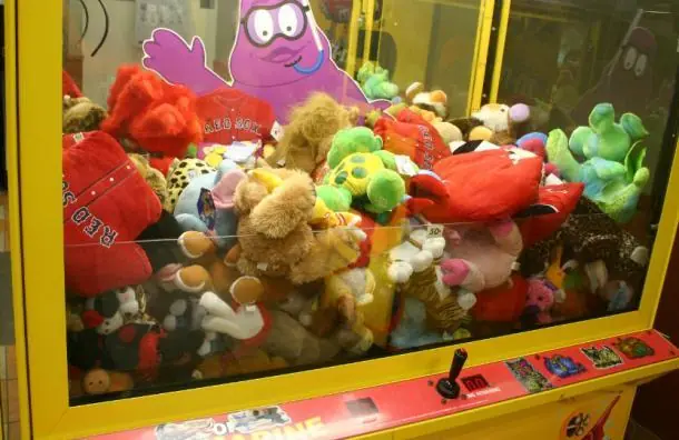 El secreto para ganar un peluche en las máquinas esas