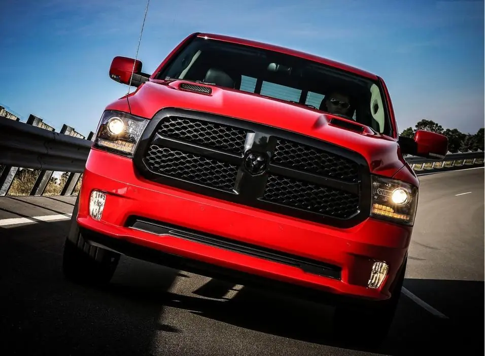 nueva Dodge Ram 1500 Night (2016) con look mas deportivo