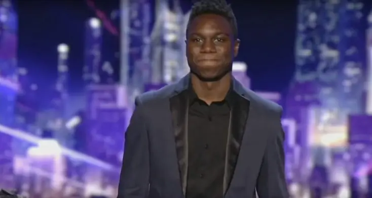 Una pareja gay lo adopta de bebe años después el revela ESTO