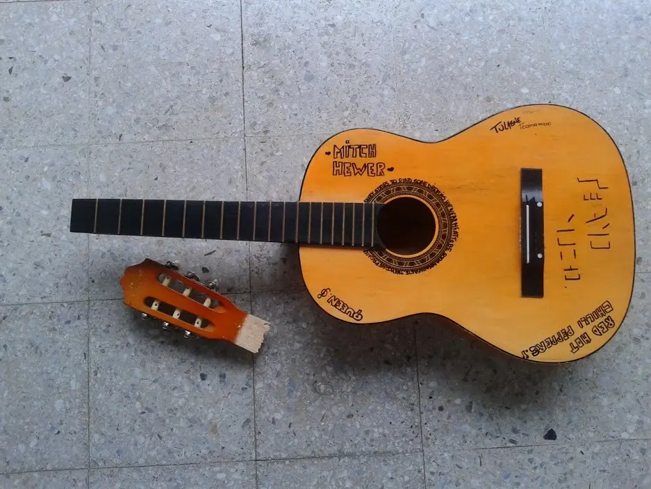 Guitarra criolla rescatada de la calle