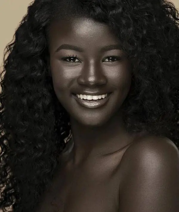 La mujer mas negra del mundo enloquece con su belleza