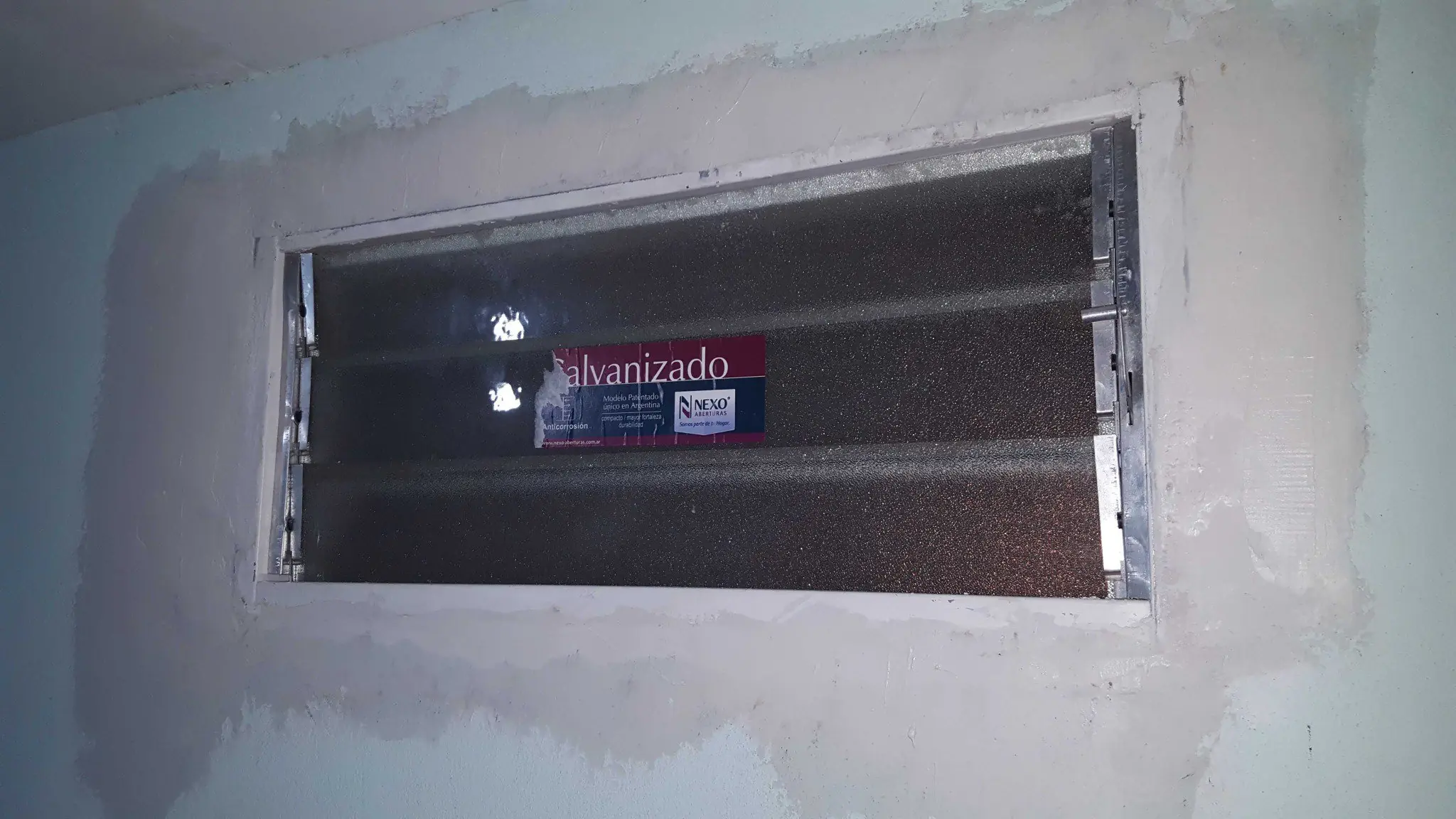 »Fabrique escritorio de 2.8x1.5m y arregle la habitación