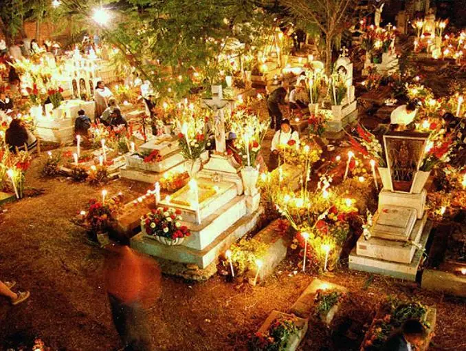 dia de muertos vs halloween