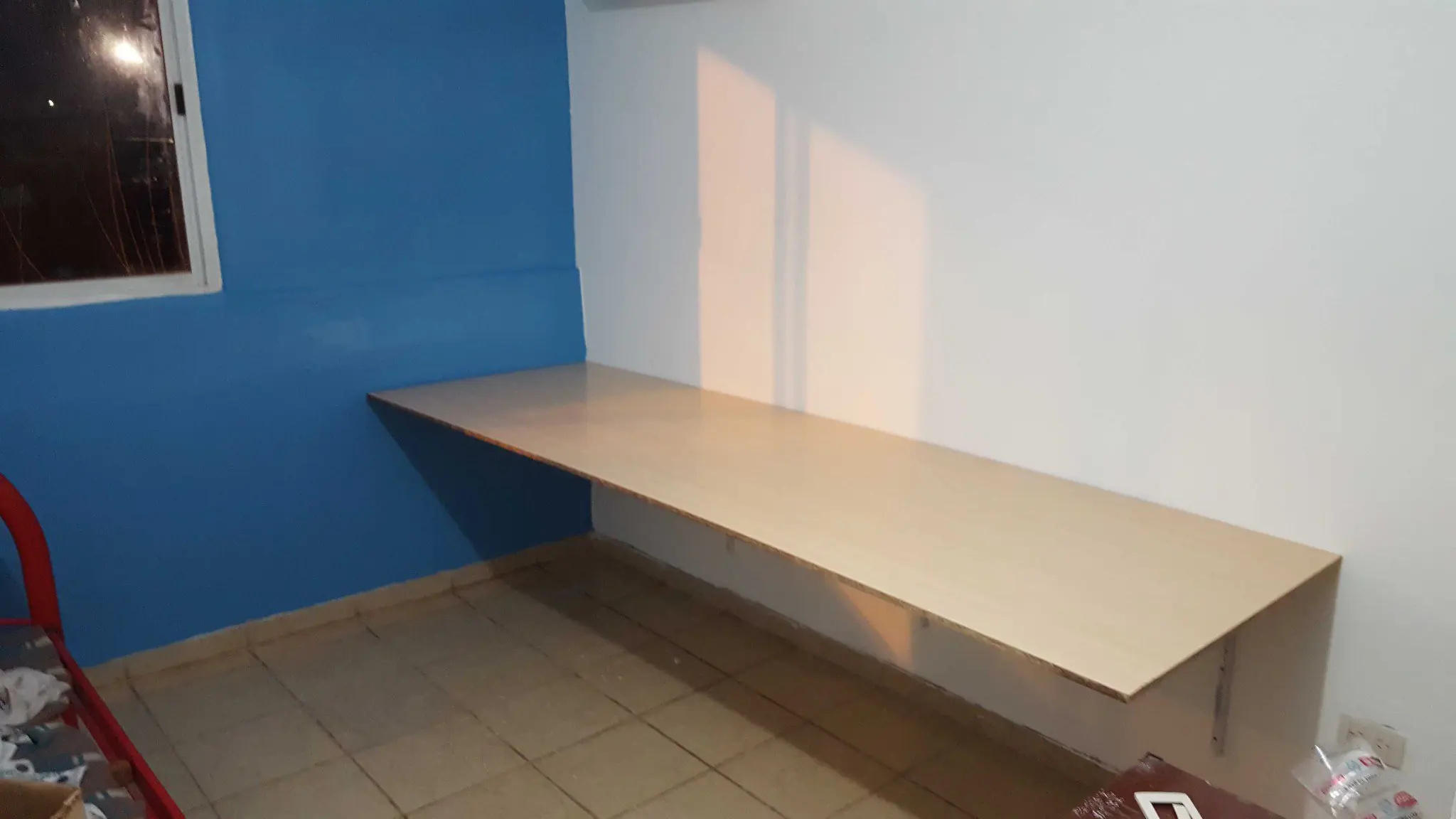 »Fabrique escritorio de 2.8x1.5m y arregle la habitación