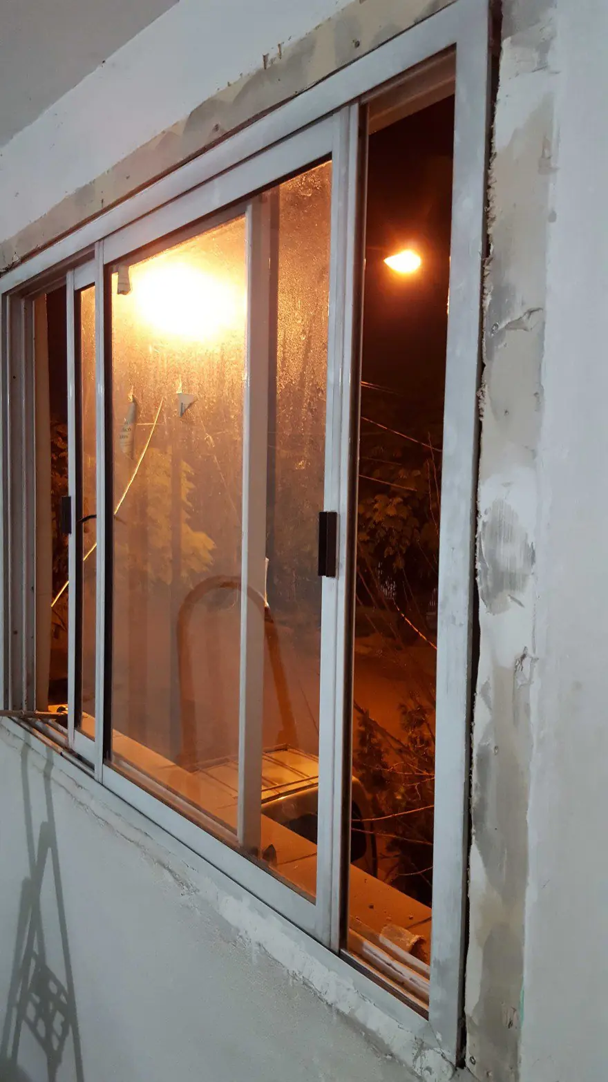 »Fabrique escritorio de 2.8x1.5m y arregle la habitación