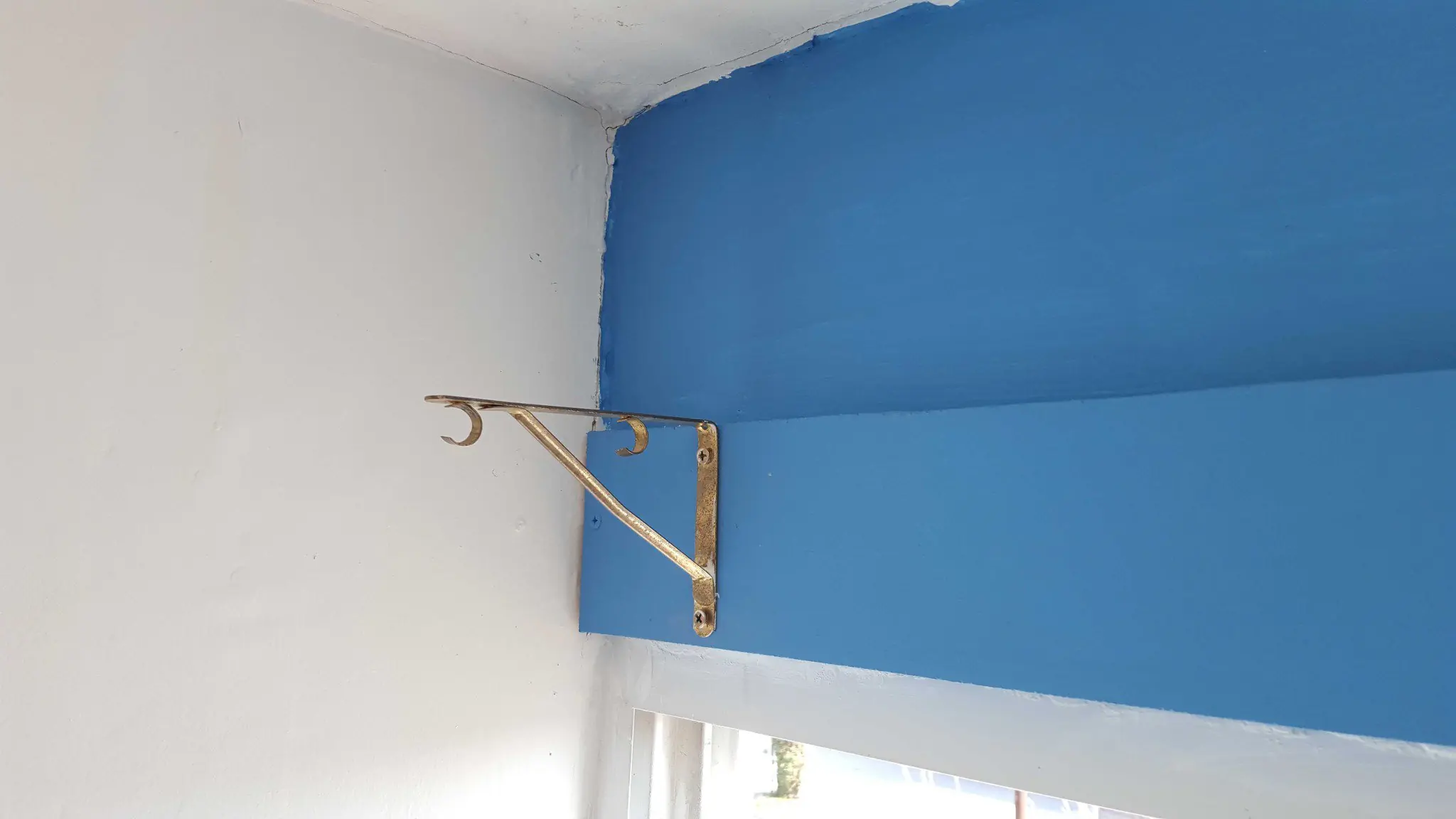 »Fabrique escritorio de 2.8x1.5m y arregle la habitación