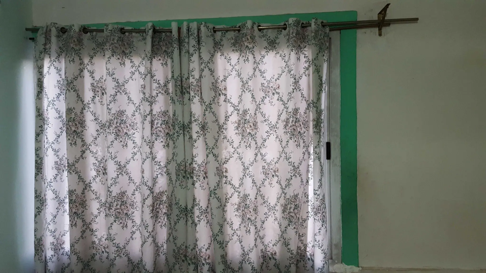 »Fabrique escritorio de 2.8x1.5m y arregle la habitación