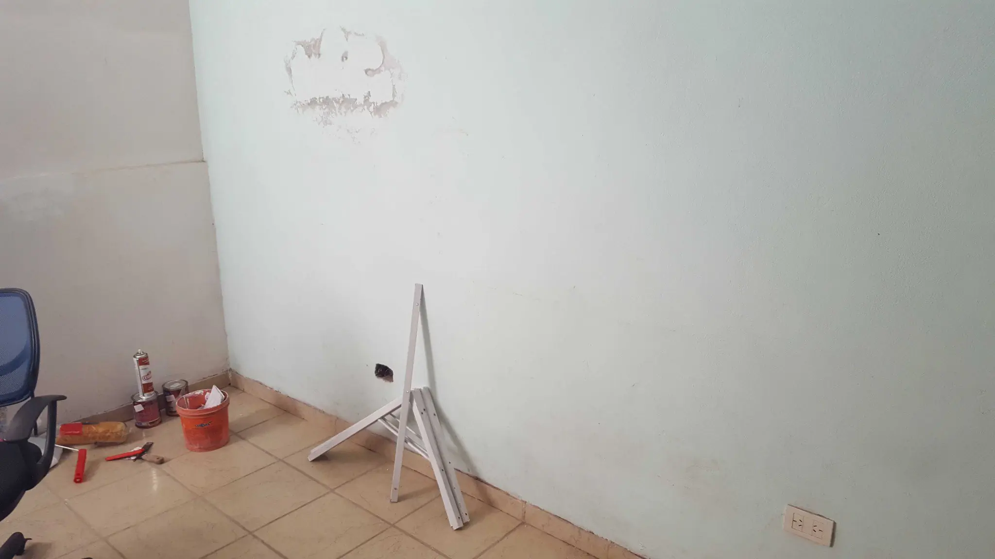 »Fabrique escritorio de 2.8x1.5m y arregle la habitación