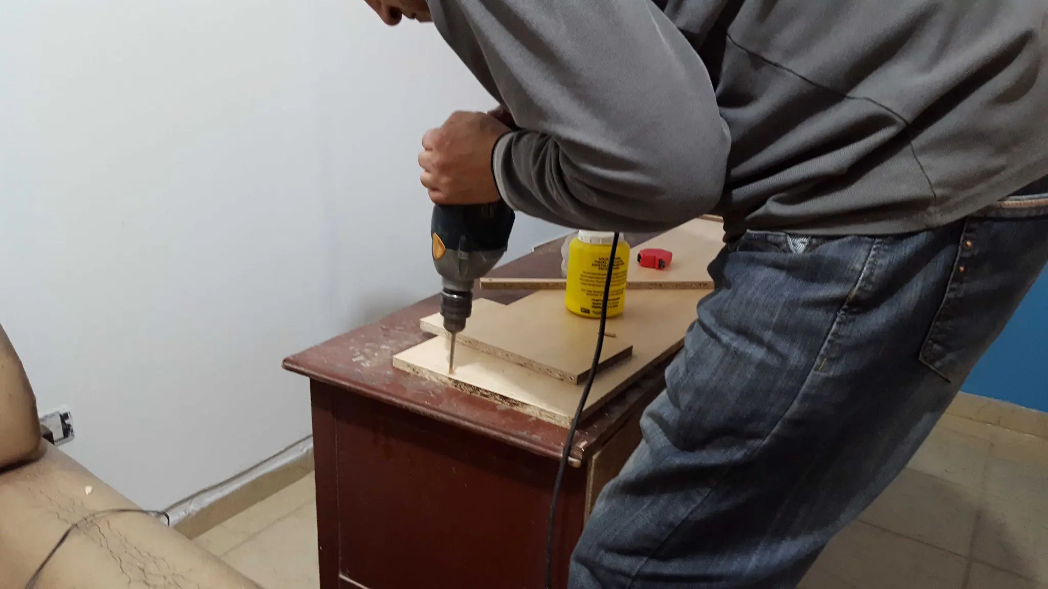 »Fabrique escritorio de 2.8x1.5m y arregle la habitación