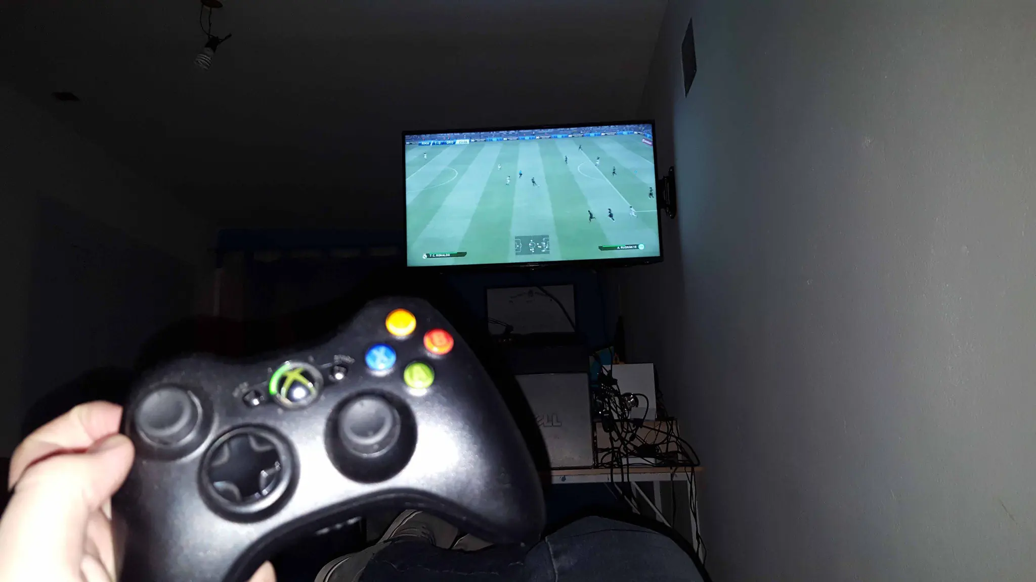 »Fabrique escritorio de 2.8x1.5m y arregle la habitación