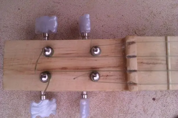 ukulele hecho en casa