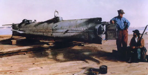 CSS Hunley (el primer submarino de guerra).