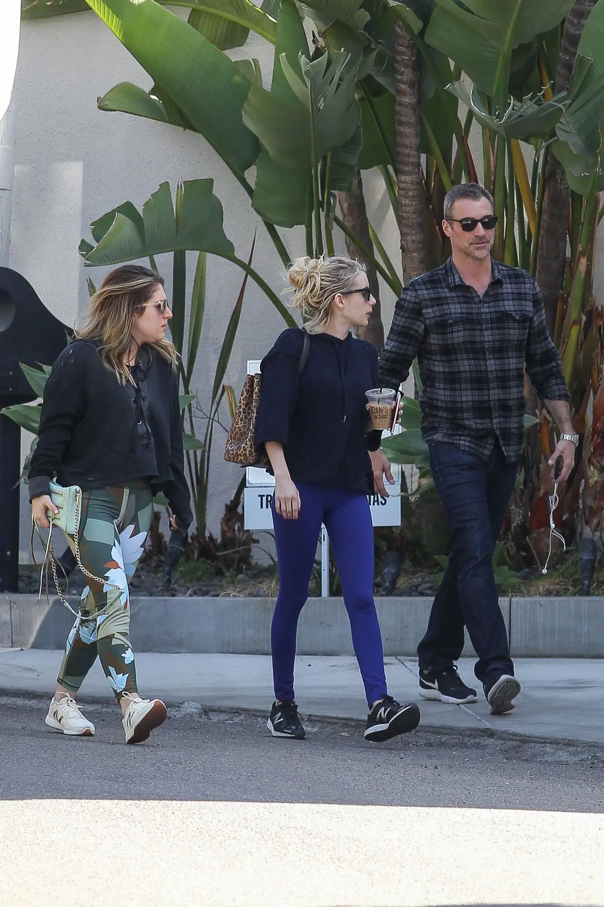 Emma Roberts en leggings - Los Angéles (19/Nov/2016)