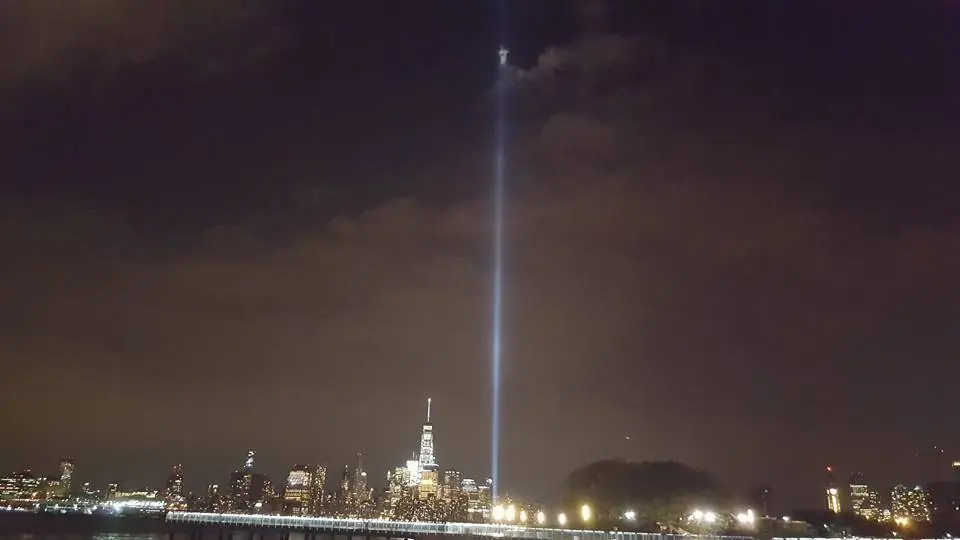 Misterioso 'ángel que apareció' en un homenaje por el 11S