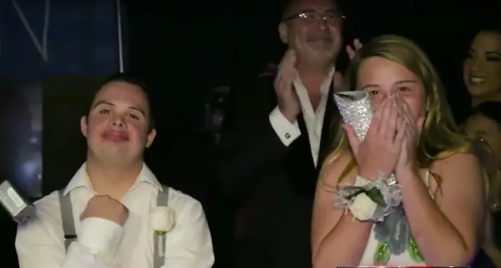 Ella invitó al baile al chico que todas rechazaron.