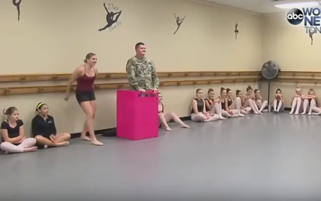 Emotivo momento en que un soldado regresa a casa y sorprende
