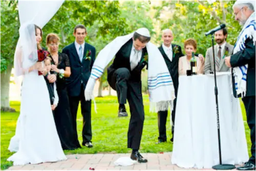 ¿Por qué los Judíos rompen Una Copa Cuando se Casan?