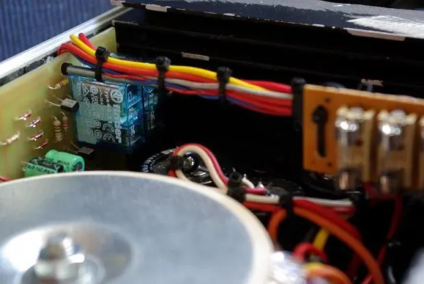 Me hice una mesa mezcladora de sonido amplificada Me hice una mesa mezcladora de sonido amplificada