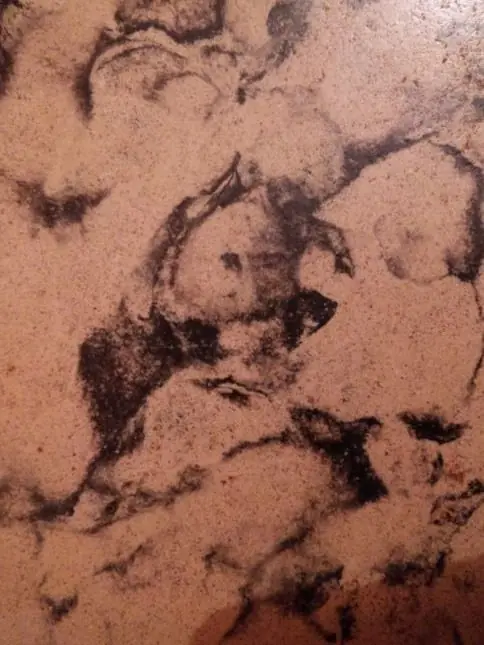 Encontré una cara en una baldosa y te lo muestro