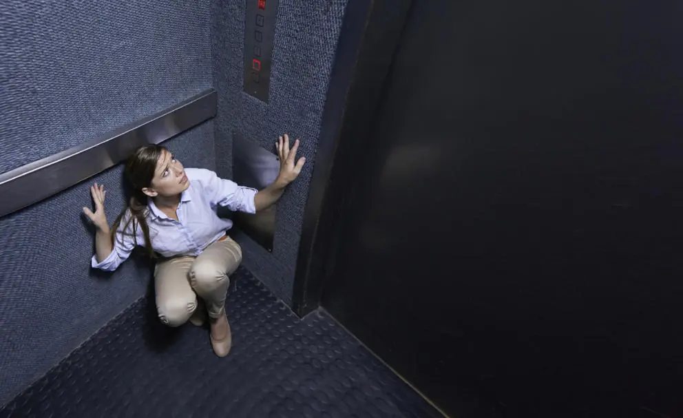 ascensor cayendo