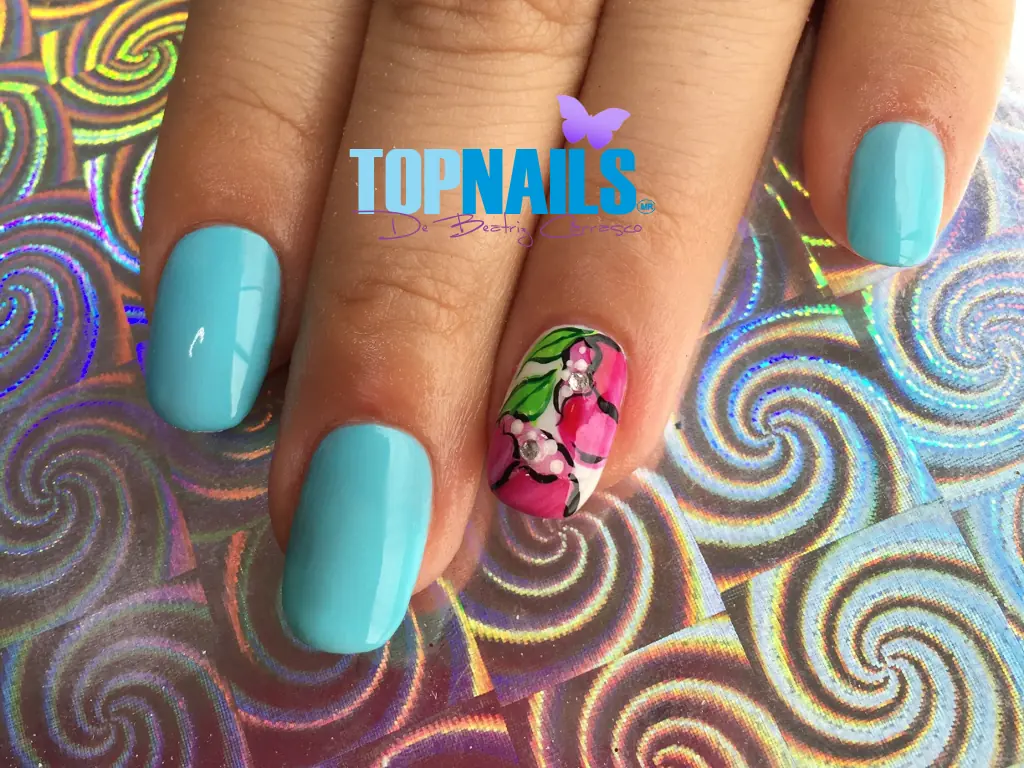 Uñas Acrílicas con esmalte tradicional y decorado Floral 💅