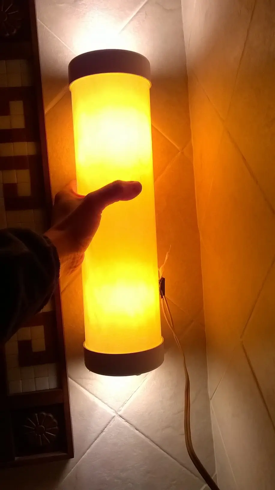 Lámpara bidireccional hecha con caño PVC