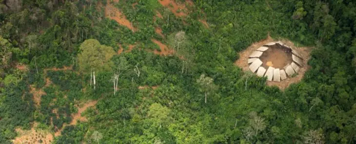 Fotos muestran a TRIBU AMAZÓNICA no contactada, en peligro