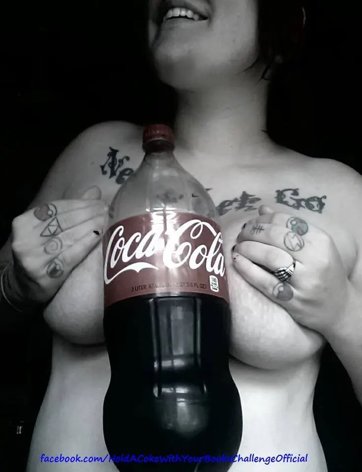 Videos del reto #HoldACokeWithYourBoobsChallenge