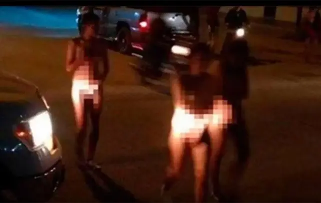 Por robar desnudan a tres ladronas y las nalguean en público
