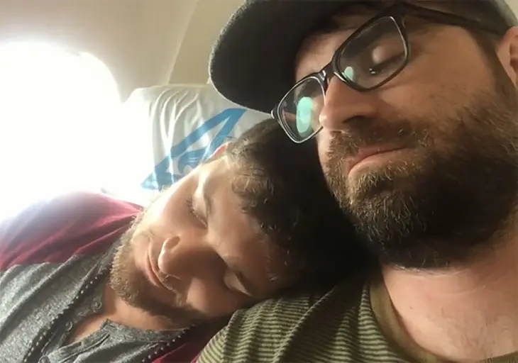 Sus padres piensan que son GAYS; ellos les mandan un VIDEO