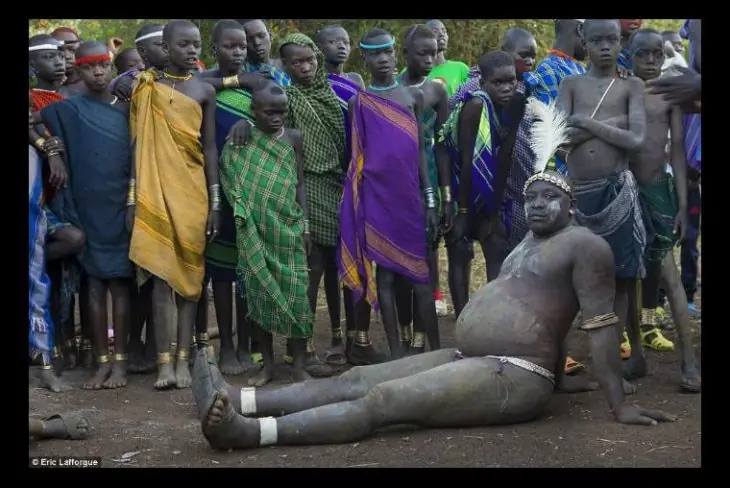 En Etiopia los panzones son los hombres mas atractivos y pueden elegir a las mejores doncellas