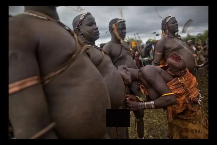 Hombres panzones los mas atractivos en Etiopia