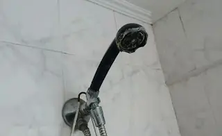 Cómo reparar una regadera rota evitando filtrado del agua
