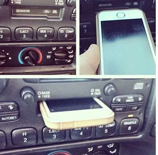 confundido intenta cargar IPhone en ranura de pasa cassette