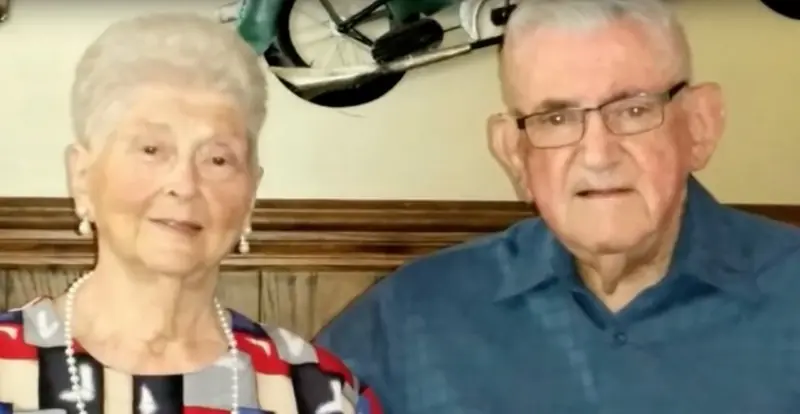 Conmovedores abuelitos mueren mismo día y tomados de la mano
