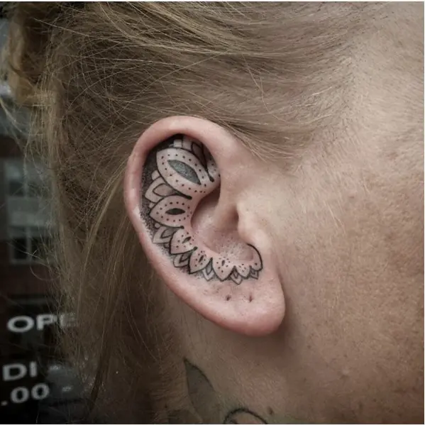 Hermosos tatuajes para tu oído que querrás hacerte uno