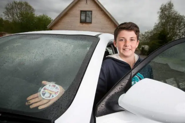 Niño de 14 años se vuelve millonario de la noche a la mañana