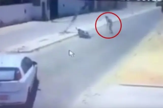 Chocó contra un auto, se levantó y le cayó un poste de luz
