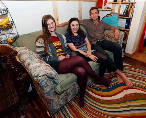 Compran un sofá y encuentran un bulto en el almohadon