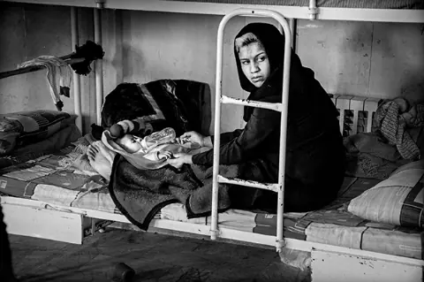 Así es la vida dentro de una cárcel de niñas en Irán