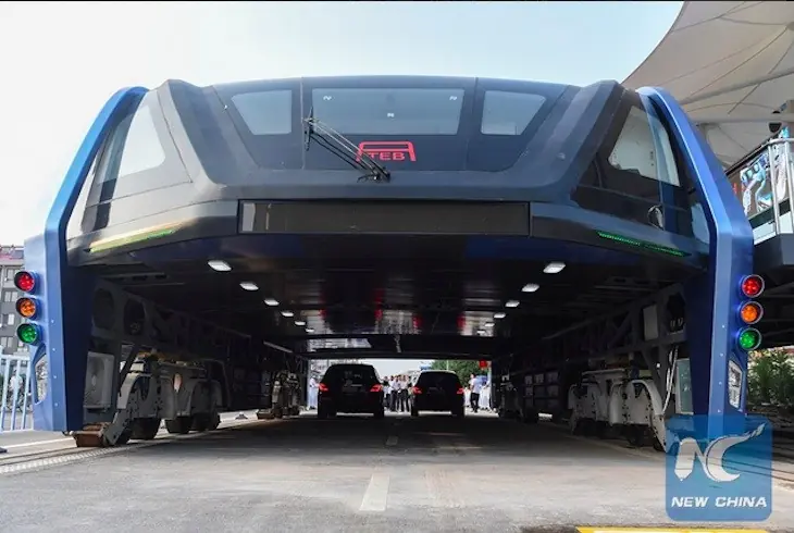 El autobús que circula por encima d los coches llega a China