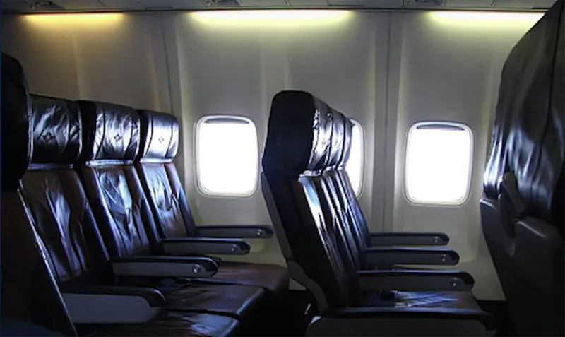 Porque las ventanas y asientos del avión no están alineados?