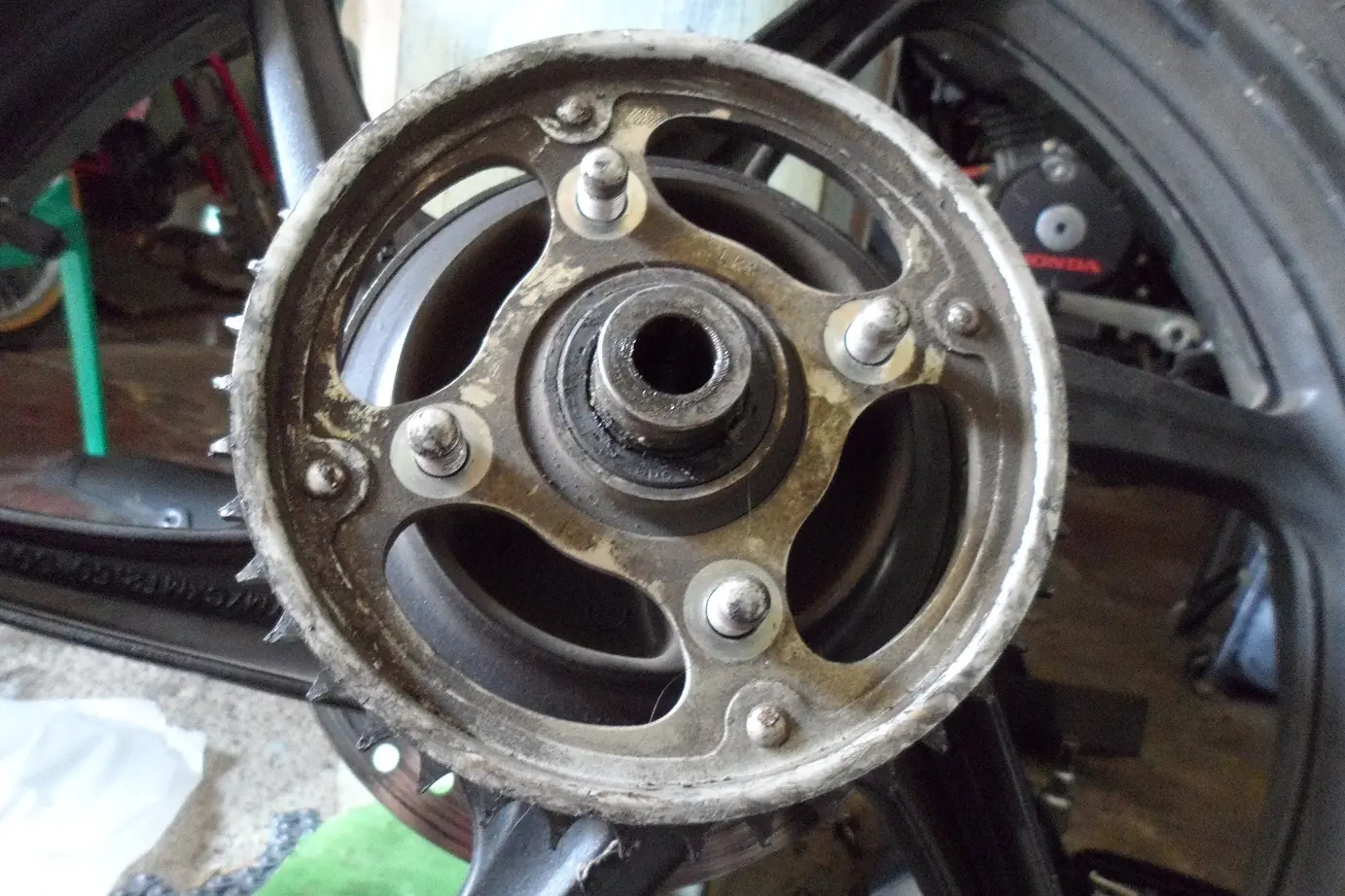 cambiar kit de arrastre moto