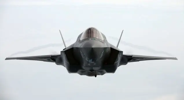 Última prueba del F-35 aterrizar en portaaviones en desierto
