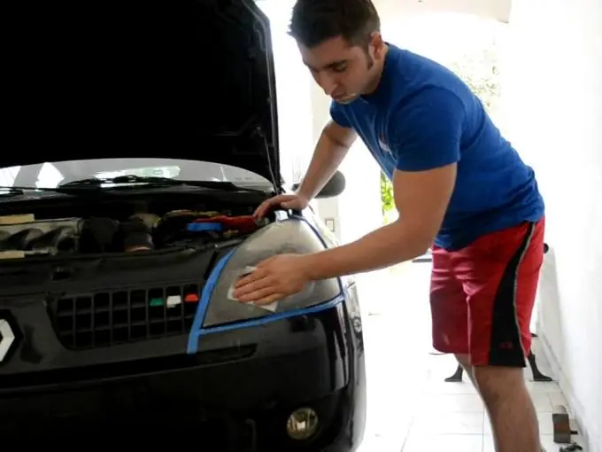 Métodos caseros para limpiar los faros de tu auto