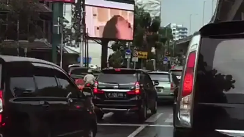 Hackea una valla publicitaria y pone una película porno